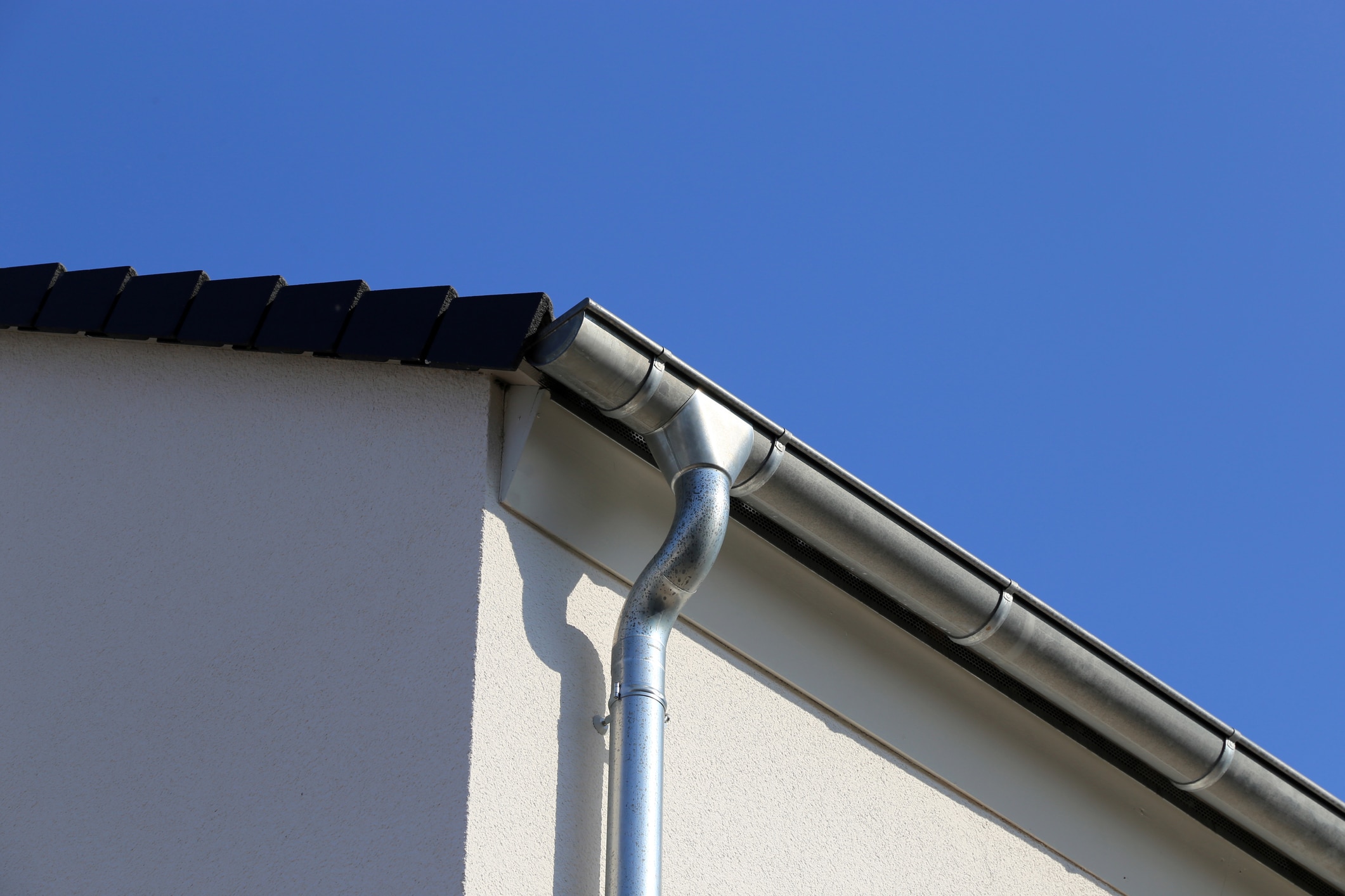 Roof gutter on a new tiled roof